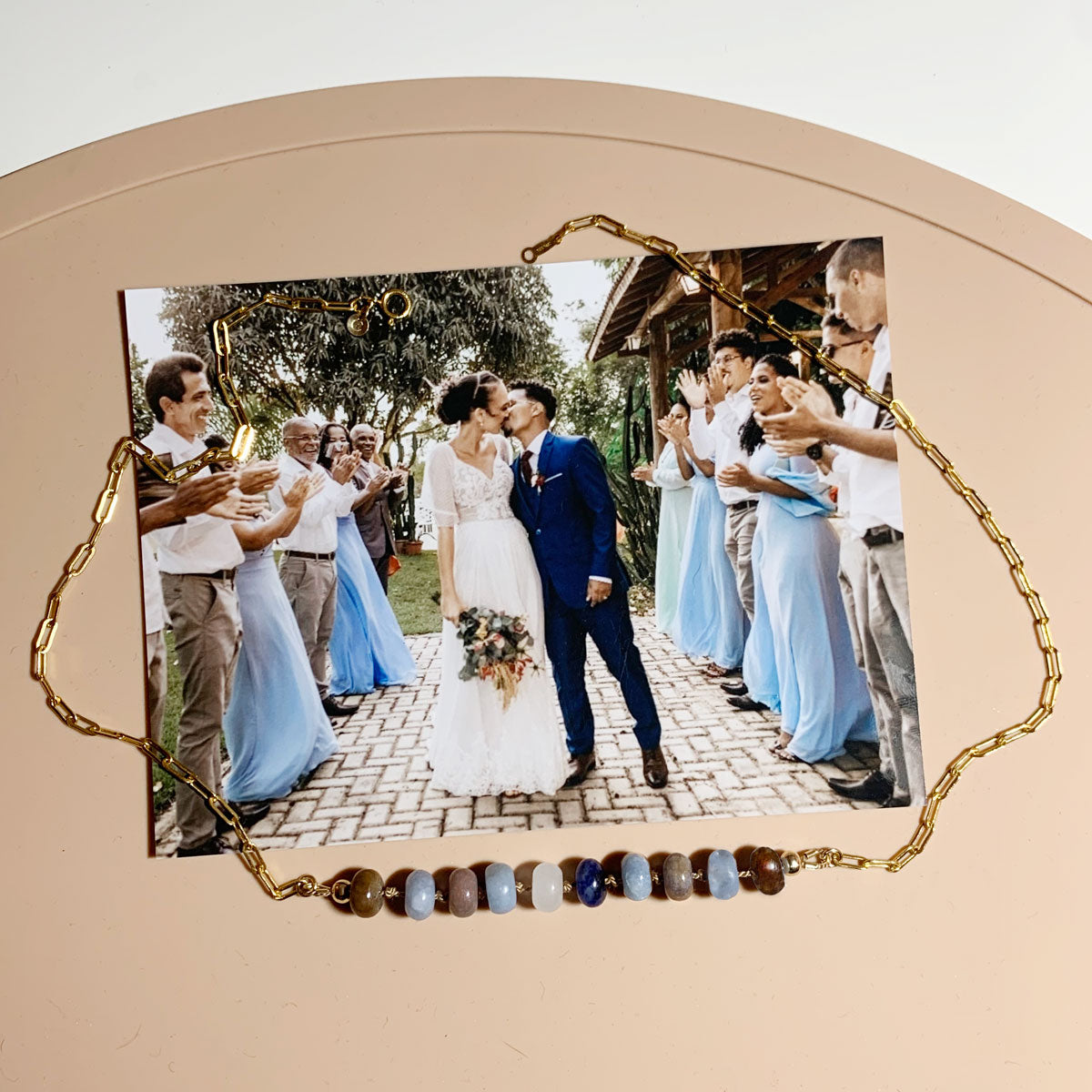 Collier personnalisé en or gold filled représentant une photo avec 10 perles